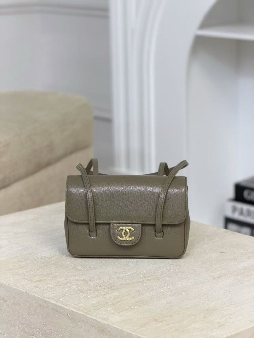 Please see the second picture，CHANEL   bag in classic color scheme, excellent co